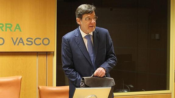 Juan Luis Ibarra, en una comision del Parlamento Vasco.