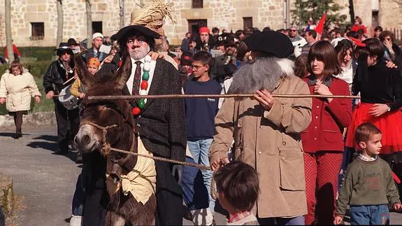 Markitos es conducido a la hoguera en los Carnavales de Zalduondo. 