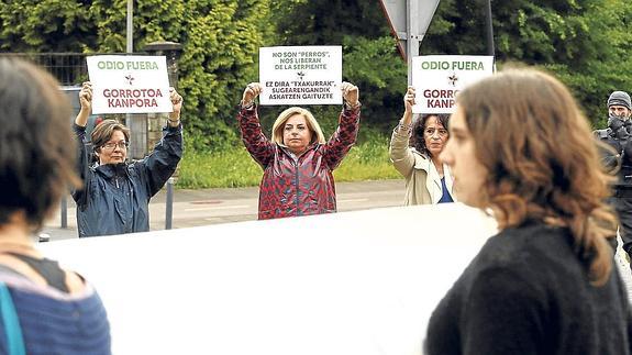 Ordóñez y otros dos miembros de Covite muestran su repulsa por la marcha contra la Guardia Civil.