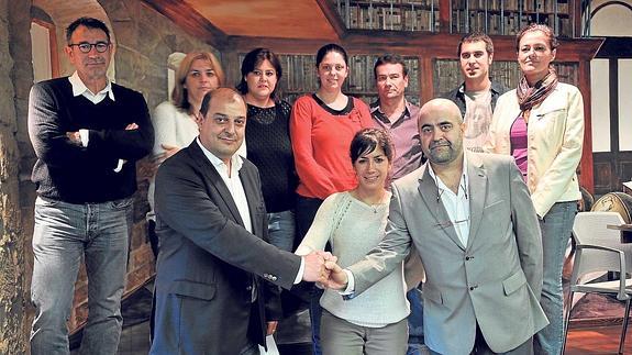 García, Rivado y Redondo estrechan sus manos ante los ediles que respaldan el pacto suscrito por PSOE, Ganemos y PR+. 