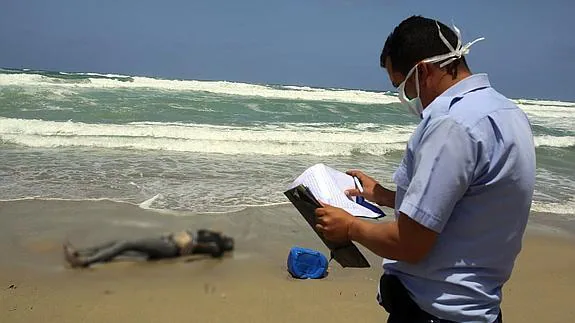 Un técnico inspecciona el lugar donde se ha producido un ahogamiento.