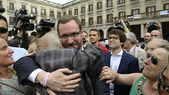 Javier Maroto saluda a los asistentes a la concentración en su apoyo el pasado sábado. 