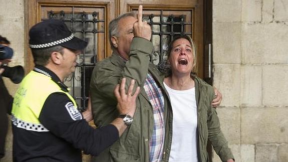 El subdelegado del Gobierno en Álava, Antón Sáenz de Santa María, hace una peineta a los detractores de Maroto. 