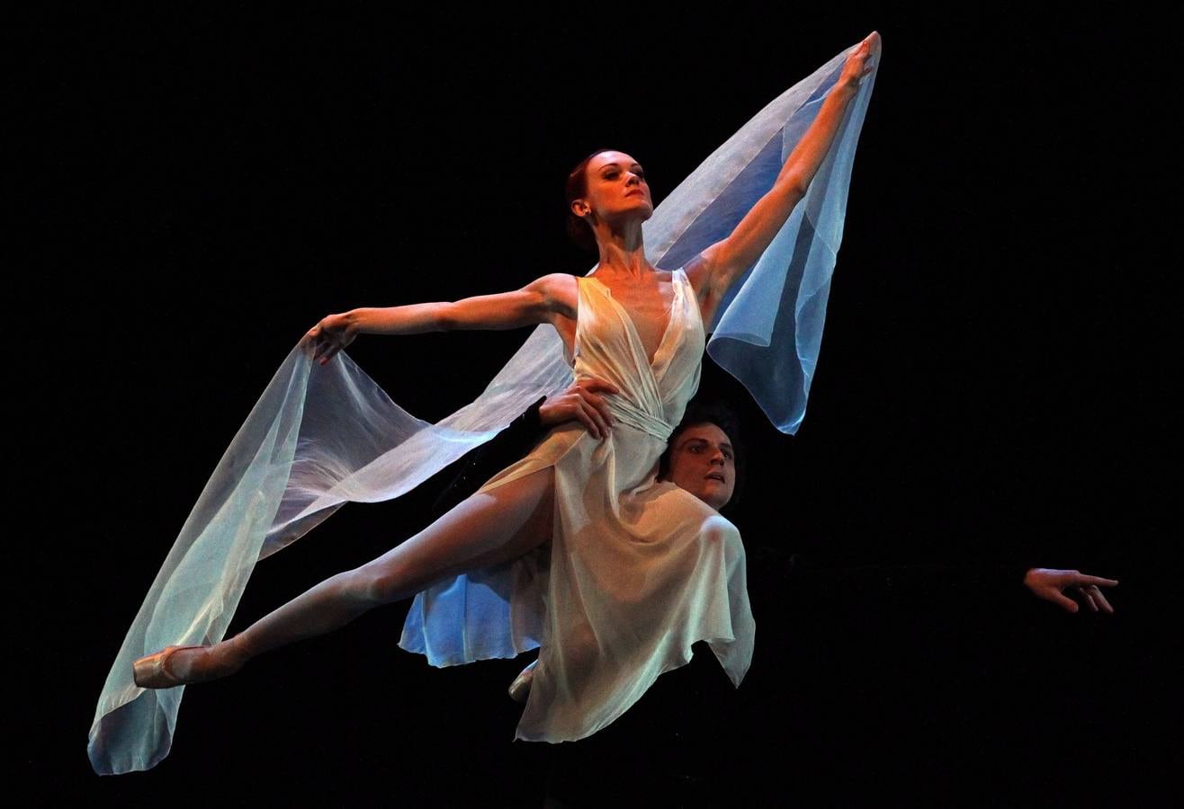 La bailarina rusa se luce en un ‘pas de deux’, en una representación del Lago de los Cisnes en el teatro Mariinski de San Petersburgo
