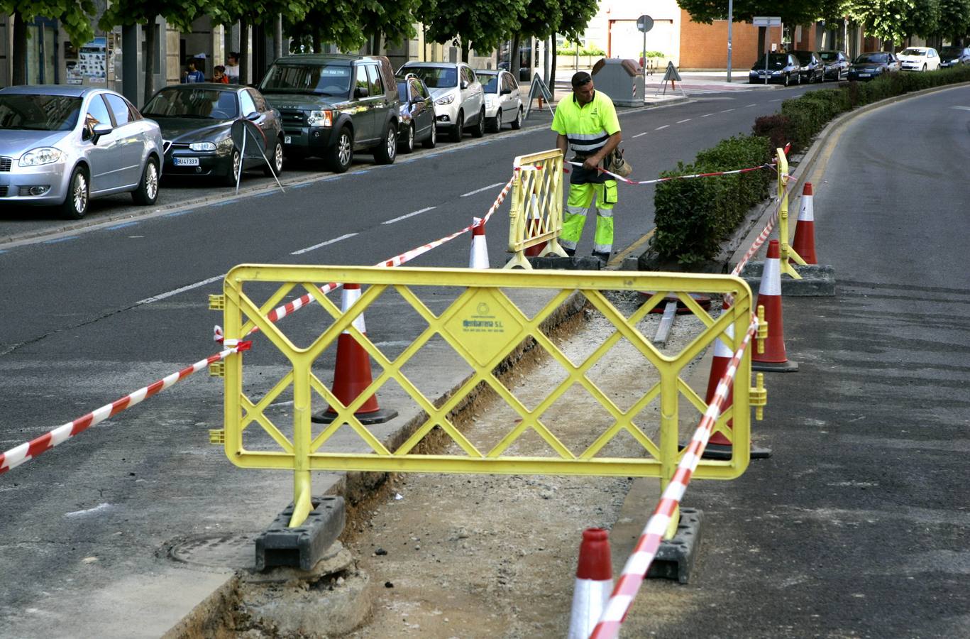 La pala abrió ayer una zanja para asentar el nuevo tramo de mediana. 