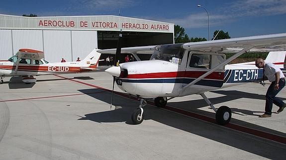 La medida responde a una demanda del aeroclub Heraclio Alfaro que ha llegado incluso a buscar aeródromo fuera de Vitoria para no desaparecer. 