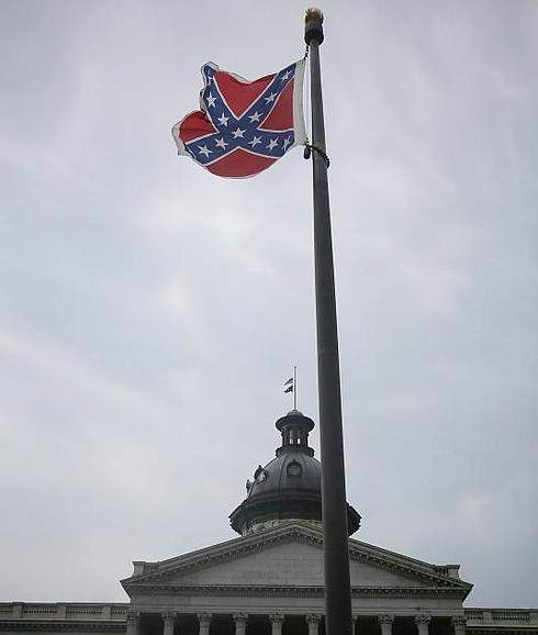 La bandera confederada asoma frente al Capitolio en Columbia (Carolina del Sur).