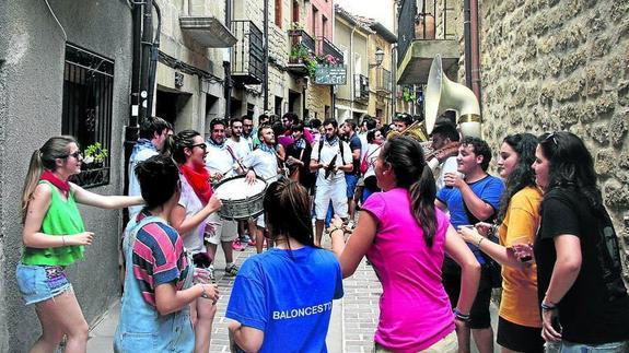 Los jóvenes bailan durante el lanzamiento del txupinazo. 