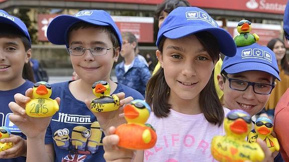 Los niños de 24 centros han pintado los patos de la fundación Walk On Project. 