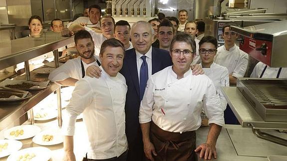 Patxi Eceiza, Gonzalo Antón y Joan Roca, en una cena del cocinero gerundense en el Restaurante Zaldiaran. 