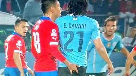 Jara y Cavani, la polémica del Chile-Uruguay.