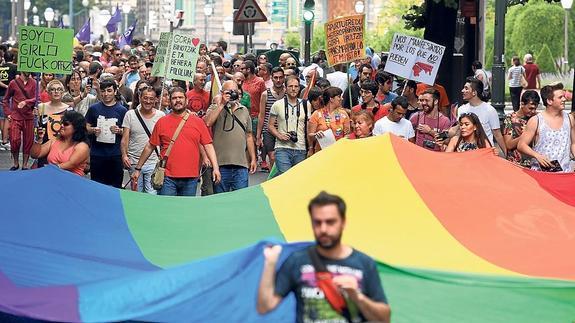 La manifestación congregó a más de 2.000 personas que reivindicaron la igualdad del colectivo LGTB.