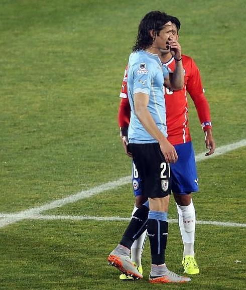 Jara mete el dedo en el trasero de Cavani.