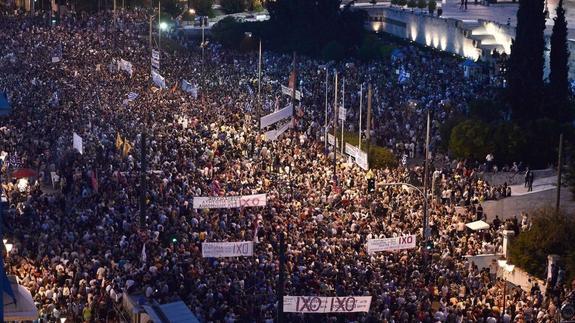 Miles de personas se concentran en Atenas. 