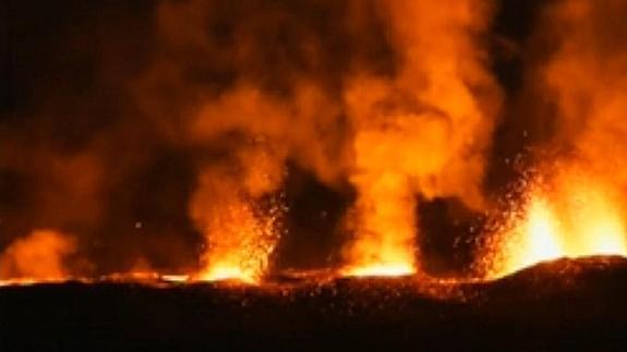 Así ha sido la entrada en erupción del volcán de la isla de La Reunión.