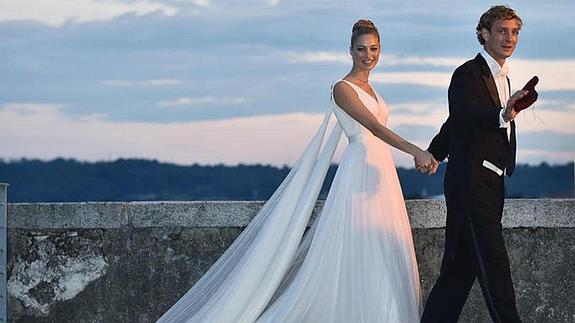 Los novios, vestidos para la celebración nocturna.