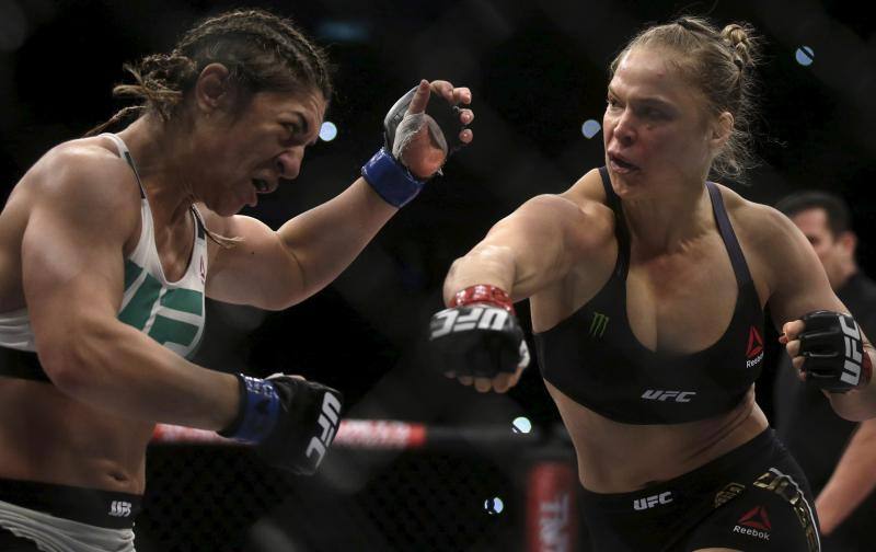 Rousey golpea a la brasileña Correia.