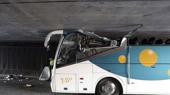 Cómo quedo el autobus tras intentar atravesar el túnel.