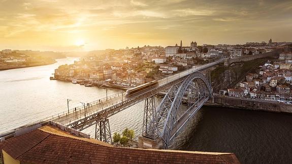 Puente de Luis I, en la Ribeira del Duero en Oporto. 