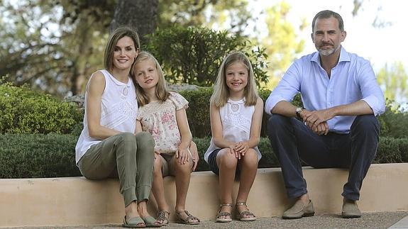 Los Reyes y sus hijas posaron ayer por la tarde en Marivent para la prensa, sonrientes y con atuendo veraniego. La Reina y la infanta Sofía llevaban una blusa idéntica.