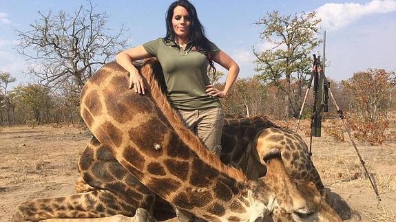 Sabrina Corgatelli en el Parque Nacional Kruger posando con el cadáver de una jirafa que acaba de cazar.