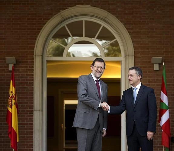 Rajoy y Urkullu se saludan en La Moncloa.