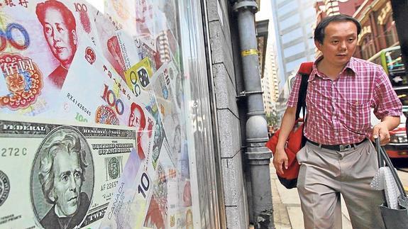 Un hombre camina frente a una oficina de intercambio de divisas en Hong Kong.