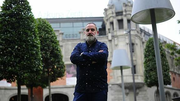 Fernando Pérez Gómez, Azkuna Zentroaren aurrean.