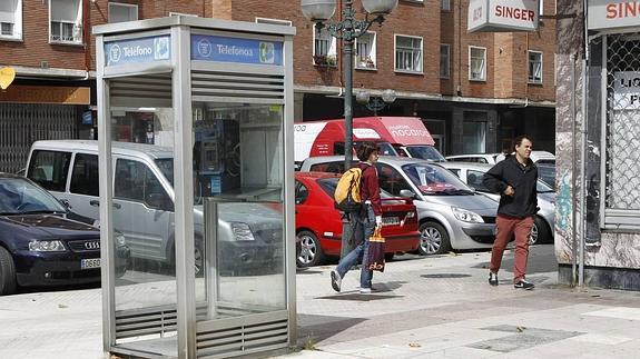 Una antigua cabina teléfonica en Bilbao.