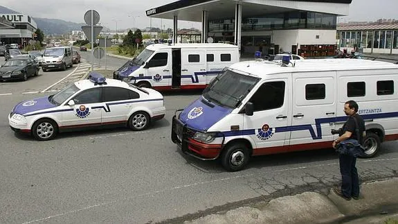 Furgonetas de la Ertzaintza durante una operación.