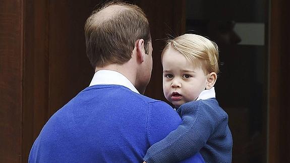 El duque de Cambridge y su hijo, el príncipe Jorge.