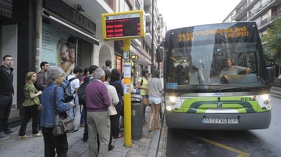Pasajeros subiendo a un Bizkaibus en Galdakao.