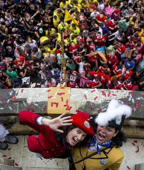 La txupinera, Oihana Pascual, y la pregonera, Gurtutz Beitia.