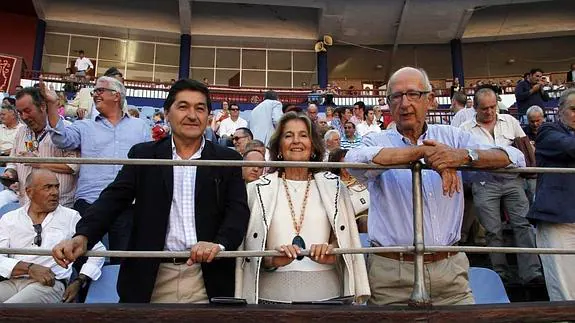 Lorenzo y Mercedes Hurtado de Saracho y Javier Pérez de Laborda.