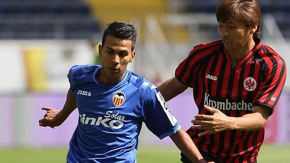 Takashi Inui, en un partido contra el Valencia.