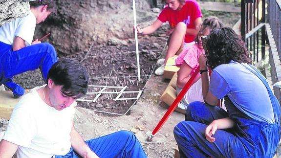 Arqueólogos excavan en Santa Catalina.