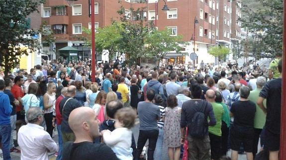 Vecinos de Arangoiti se manifestaron el lunes contra la agresión fascista. TWITTER