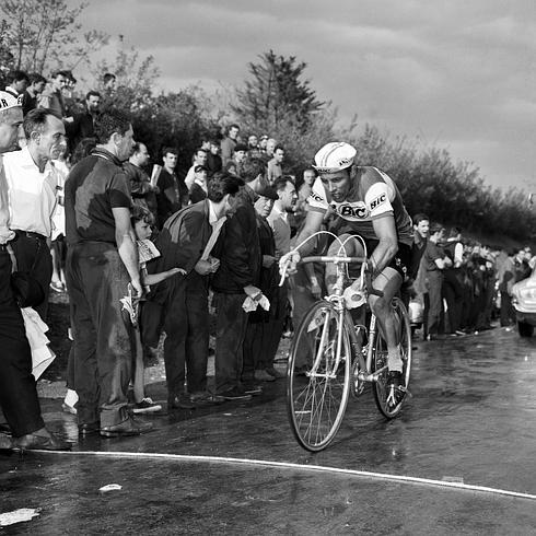 El corredor alemán Rolf Wolfshohl durante una etapa de la Vuelta Ciclista España en 1967.