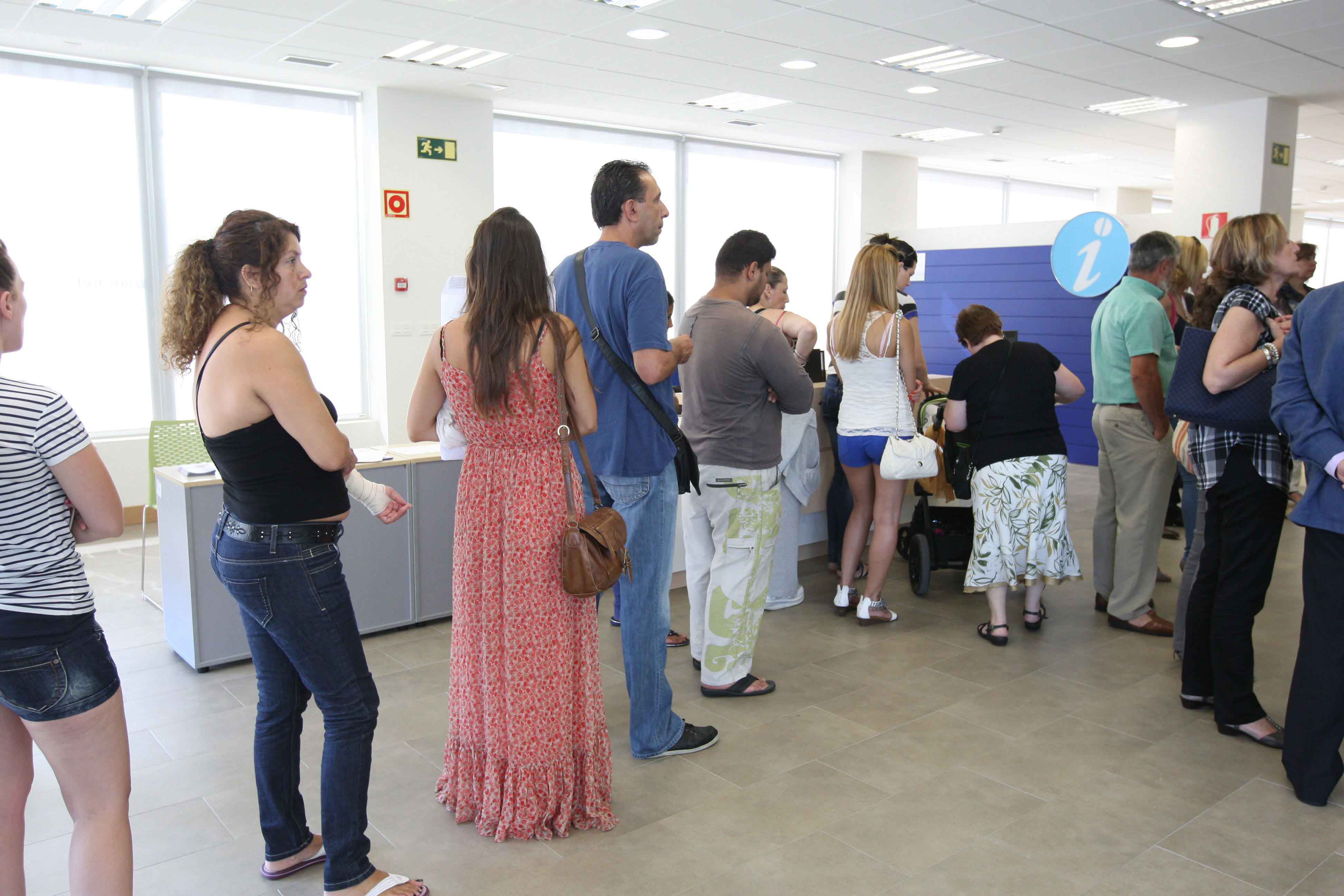Colas en una oficina de Lanbide.
