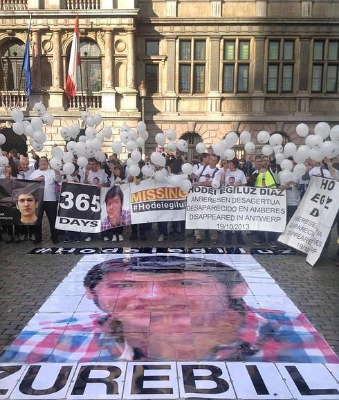 Familiares y vecinos de Galdakao se manifiestan en Amberes un año después de la desaparición de Hodei Egiluz.