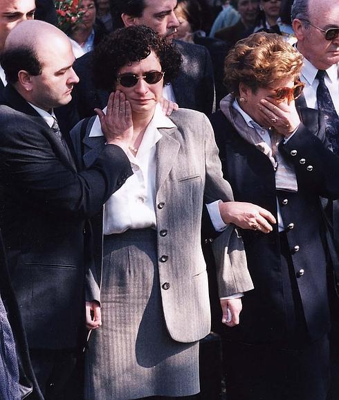La viuda y la madre del psicólogo de Martutene Francisco Javier Gómez Elosegi, asesinado por ETA en 1997, en el cementerio de Polloe. 