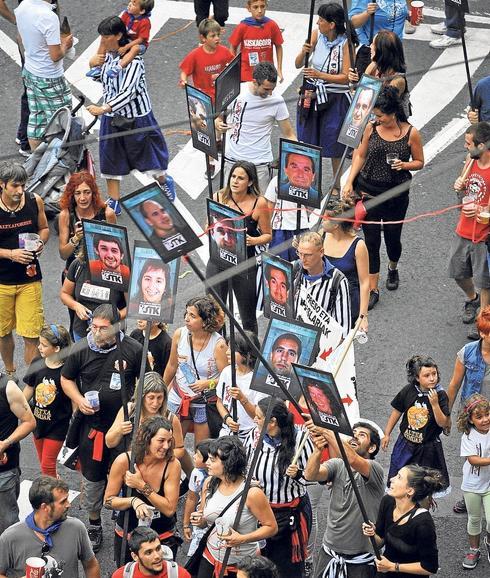 Unos jóvenes exhiben imágenes de presos durante el txupinazo de las recientes fiestas de Bilbao. 