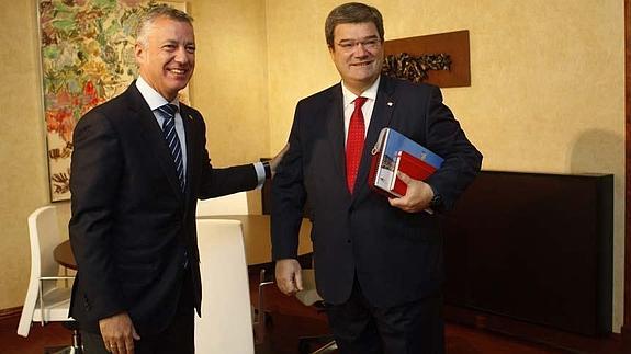 El lehendakari, Iñigo Urkullu, y el alcalde de Bilbao, Juan Mari Aburto, durante su reunión en Vitoria. 