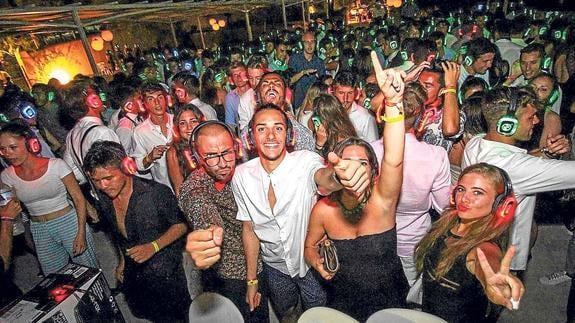 Fiesta en una ‘silent disco’ española en este verano 2015.