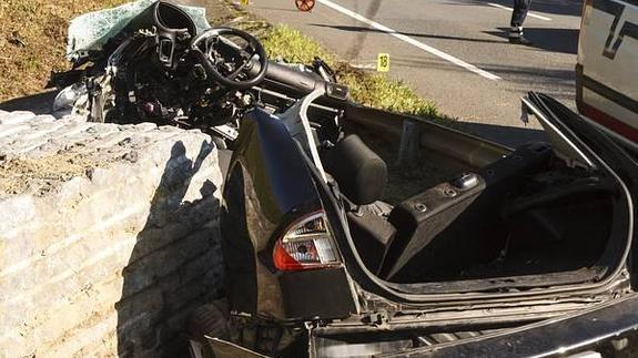 El coche quedó destrozado tras el brutal impacto contra la piedra.