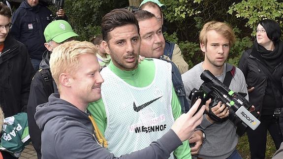 El jugador peruano Claudio Pizarro posa para un selfi con un fan tras participar en su primer entrenamiento como nuevo delantero del Werder Bremen.