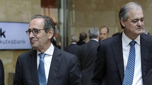 Gregorio Villalabeitia, presidente de Kutxabank, y Javier García Lurueña, consejero delegado de la entidad.