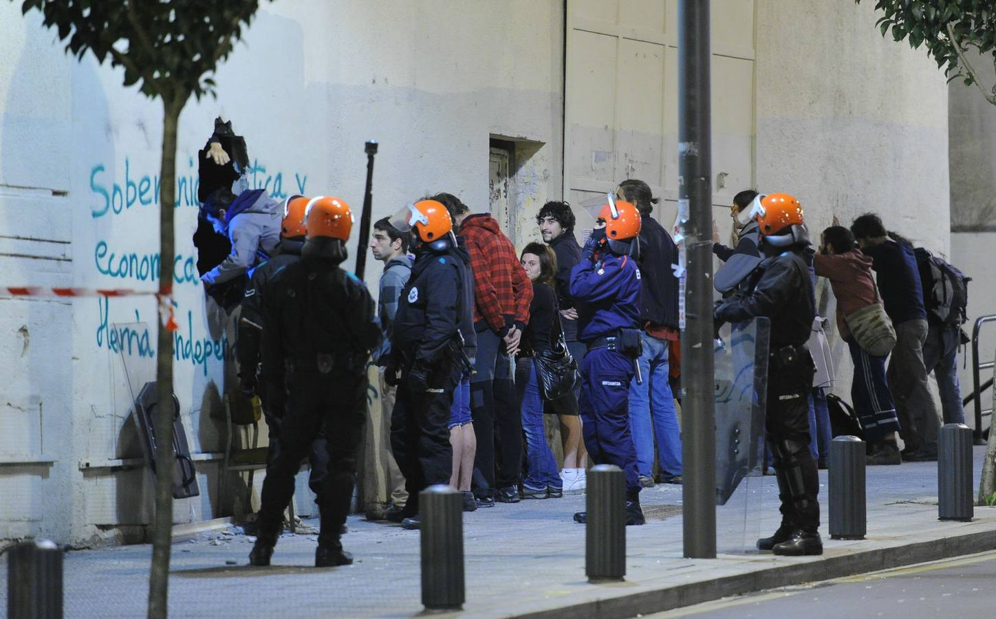Intervención policial en el antiguo gaztetxe de Kukutza.