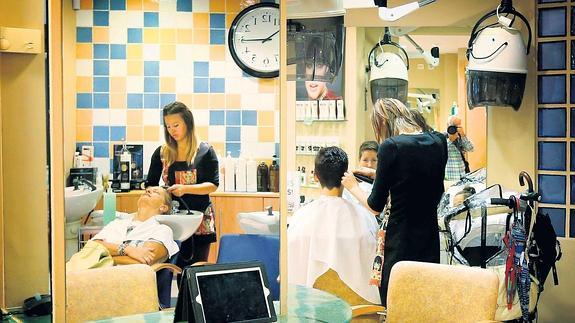 Muchos negocios, como la peluquería Chris de Santurtzi, tratan de aliviar la presión fiscal con todo tipo de promociones.