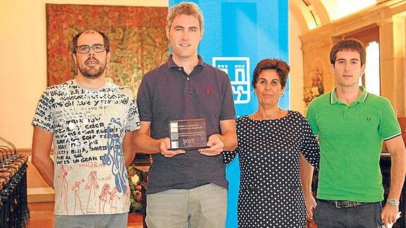 Josu Atxotegi recogió ayer el premio de la Duranguesa. 